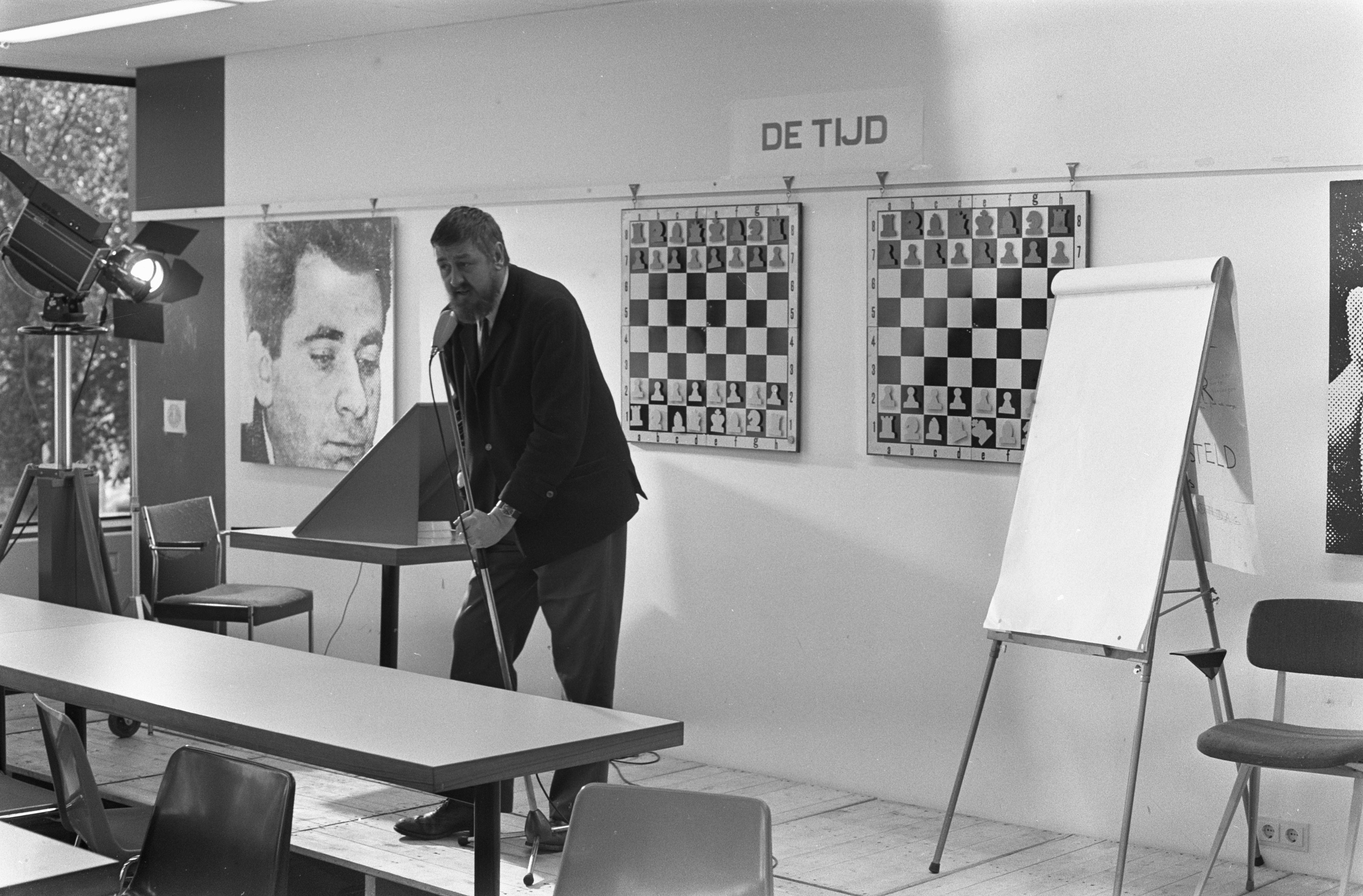 Spectators following the 1972 World Championship match in Reykjavík